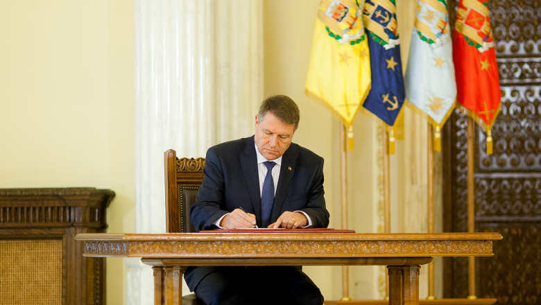 Legea care permite reducerea la jumătate a timpului de lucru şi a salariilor angajaţilor, promulgată de preşedintele Klaus Iohannis