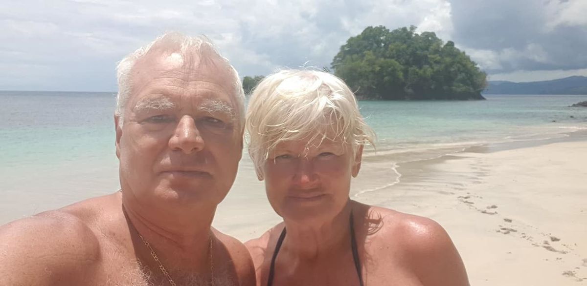 Cum arată Monica Tatoiu în costum de baie la 64 de ani. Femeia de afaceri profită de soare și valurile Oceanului Pacific