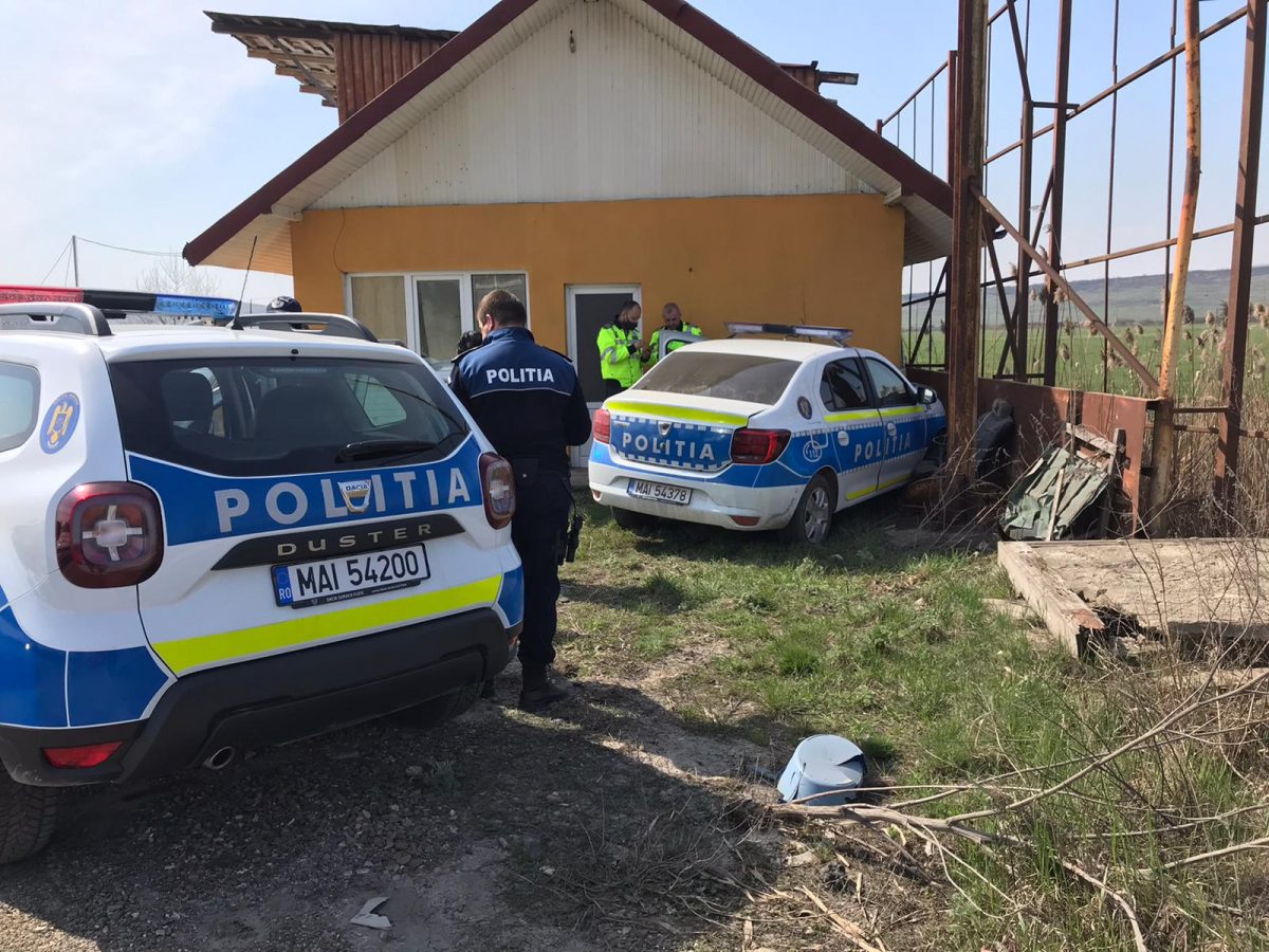 Accident rutier în localitatea Lețcani din Iași! O mașină de poliție a intrat într-o casă – EXCLUSIV FOTO