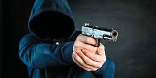 Un recuperator din judeţul Timişoara a ameninţat cu o armă de foc o persoană