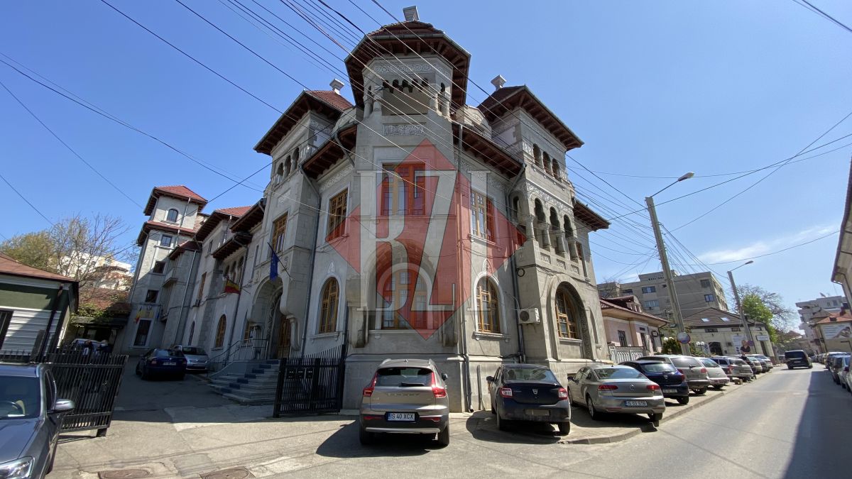 Este una dintre cele mai frumoase și impunătoare case din zona-centru a orașului Iași! Un medic faimos a fost proprietar! Infractorii sunt principalii vizitatori – GALERIE FOTO (Exclusiv)