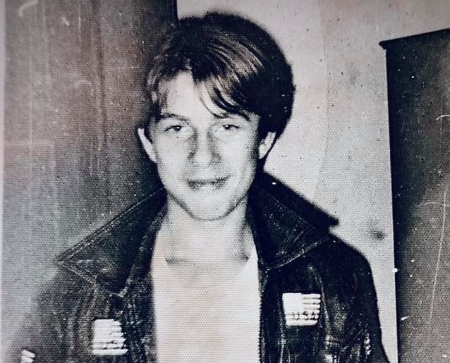 Adolescent cu geacă inspirată de Top Gun – Pavel Bartoș în liceu