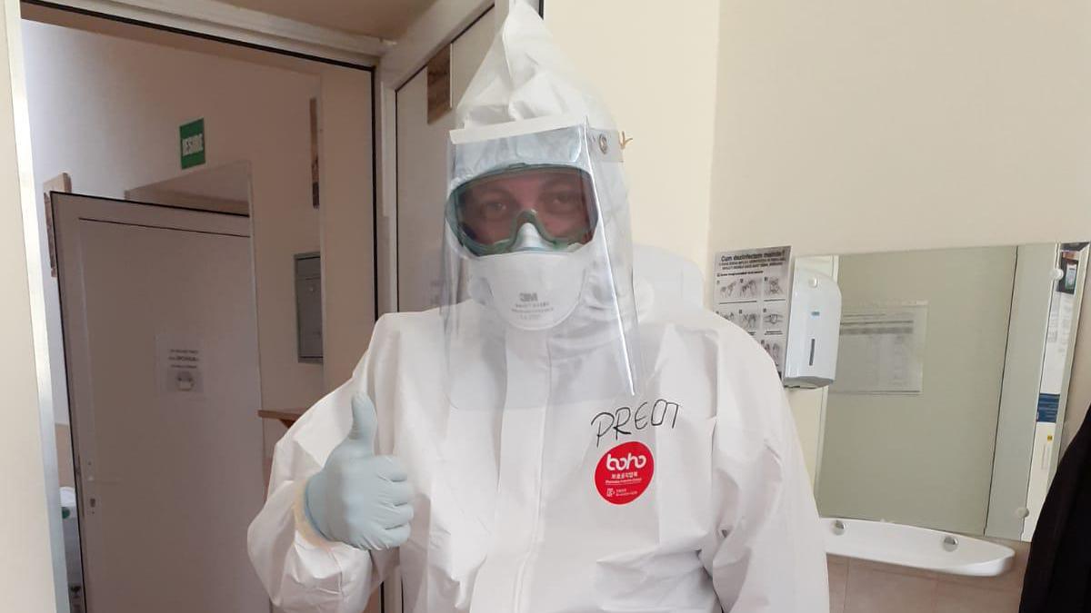 Misiunea cruntă a preotului Ioan Olăeru de la Spitalul de Boli Infecțioase din Iași! O tânără a izbucnit în hohote de plâns după ce a crezut că și-a omorât mama. Bătrânii cer rugăciuni speciale care să-i bage mai repede în mormânt