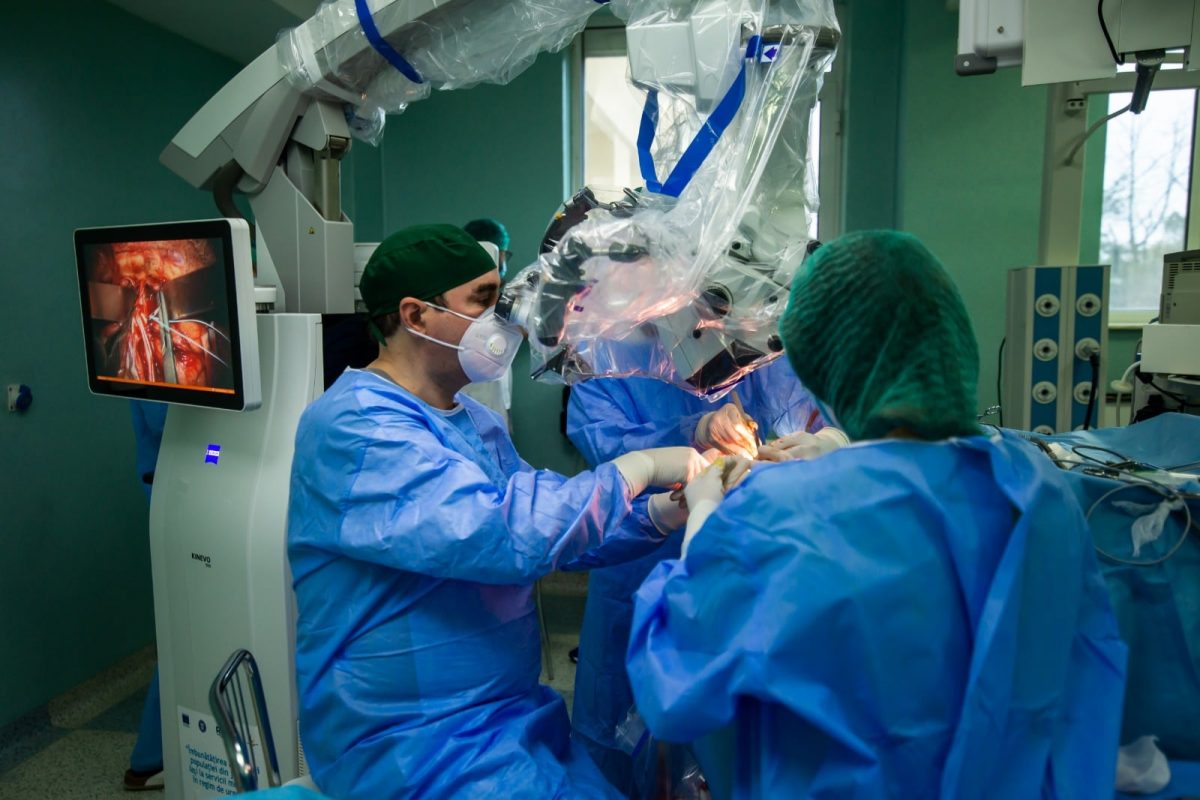 O studentă a fost salvată din comă profundă după ce a fost operată de urgență pe creier de echipa medicală de la Spitalul Clinic de Urgenţă „Prof. Dr. N. Oblu” din Iaşi – Galerie Foto