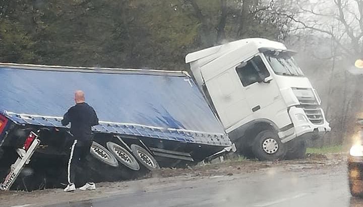 Un TIR s-a răsturnat pe Centura Iași! Condiţii meteo nefavorabile – FOTO