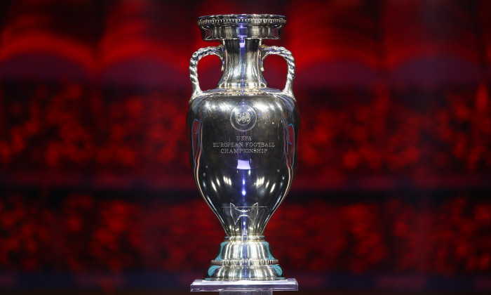 La Bucureşti a ajuns cupa pe care mii de suporteri ai fotbalului îl aşteaptă, trofeul EURO 2020