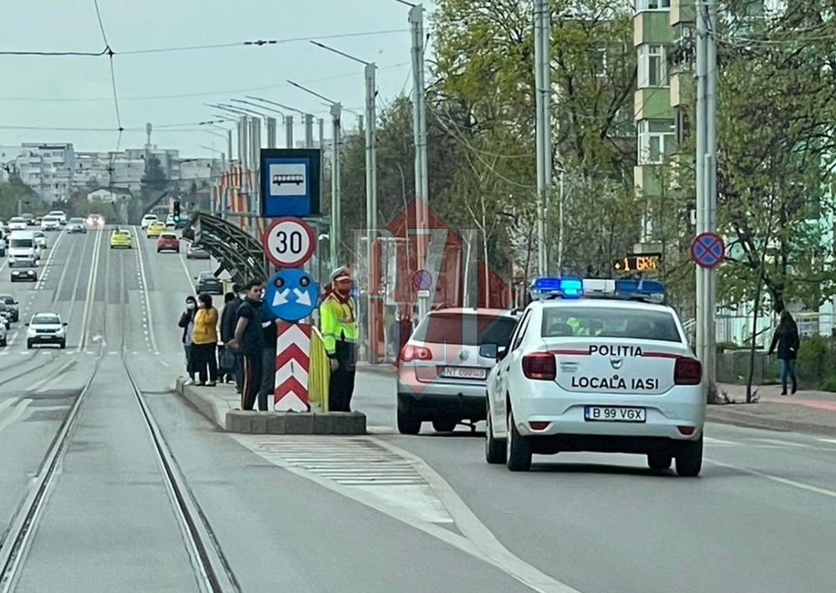 Accident În Podu Roș. Un autoturism a izbit refugiul de pietoni din stația de tramvai – Foto