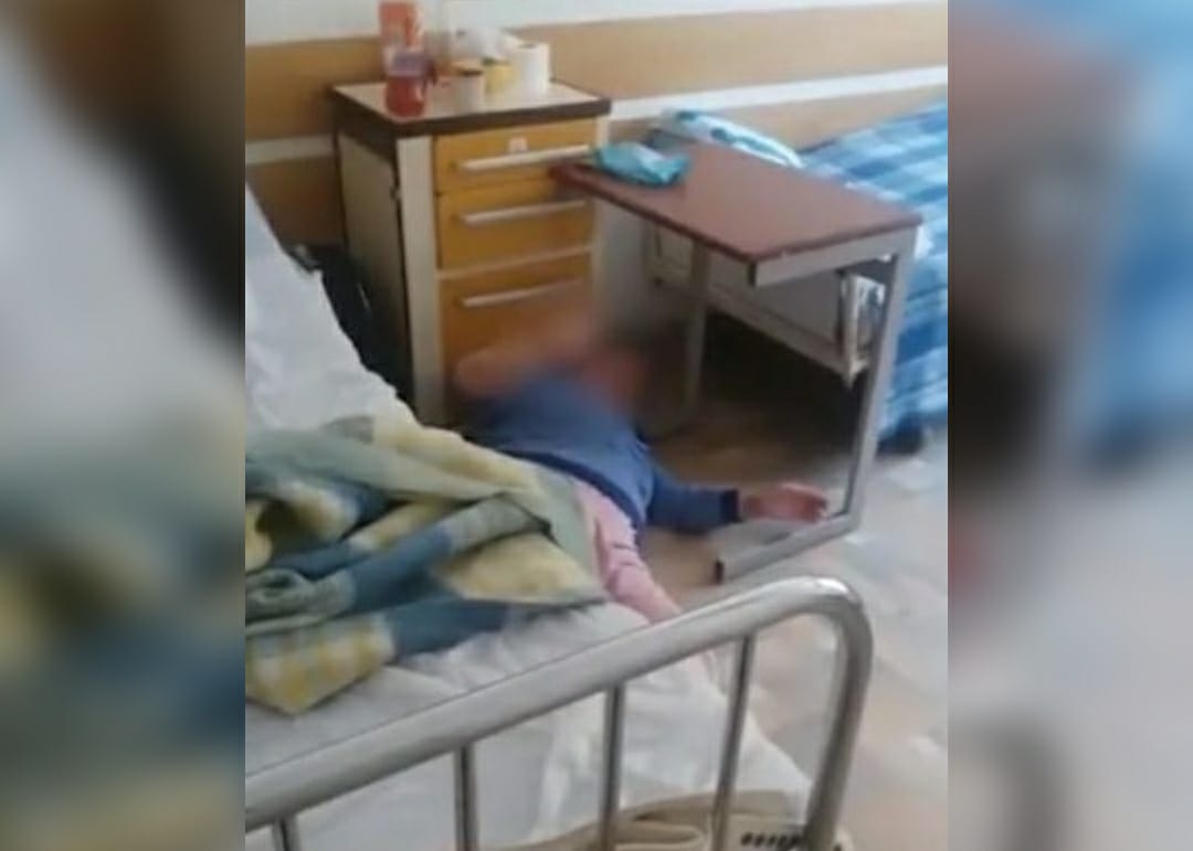 Imagini tulburătoare surprinse la spitalul COVID-19 din Cavnic! O femeie zace trântită pe jos într-un salon și nimeni nu o ridică