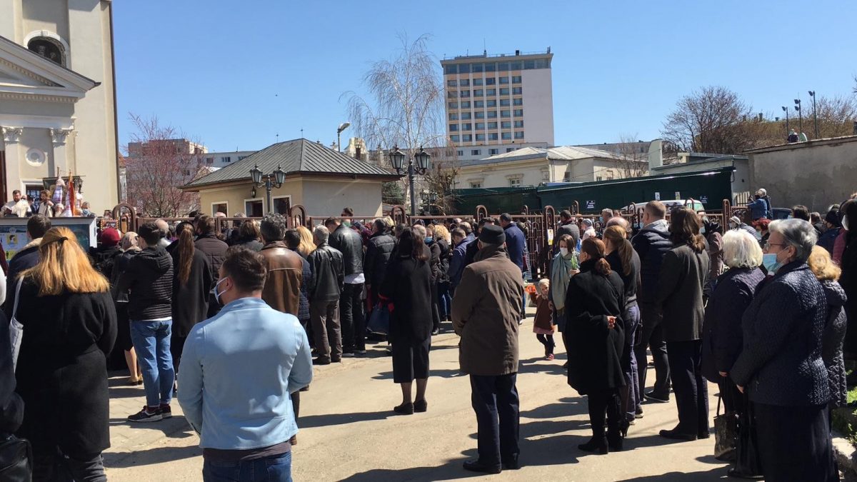 Participare numeroasă la înmormântarea preotului Dumitru Merticariu de la Biserica Banu | FOTO