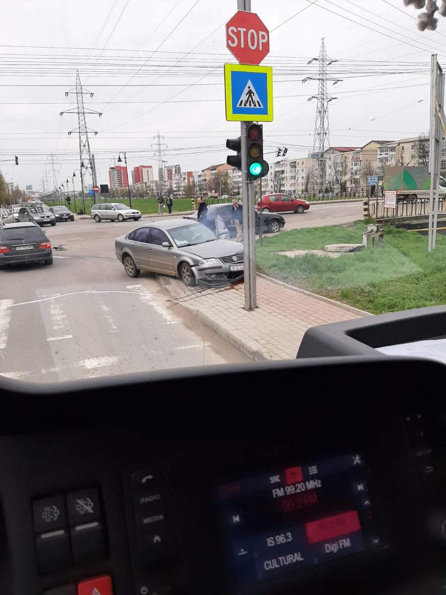Accident rutier în zona Metalurgie din Iași! O maşină a intrat pe trotuar – EXCLUSIV FOTO