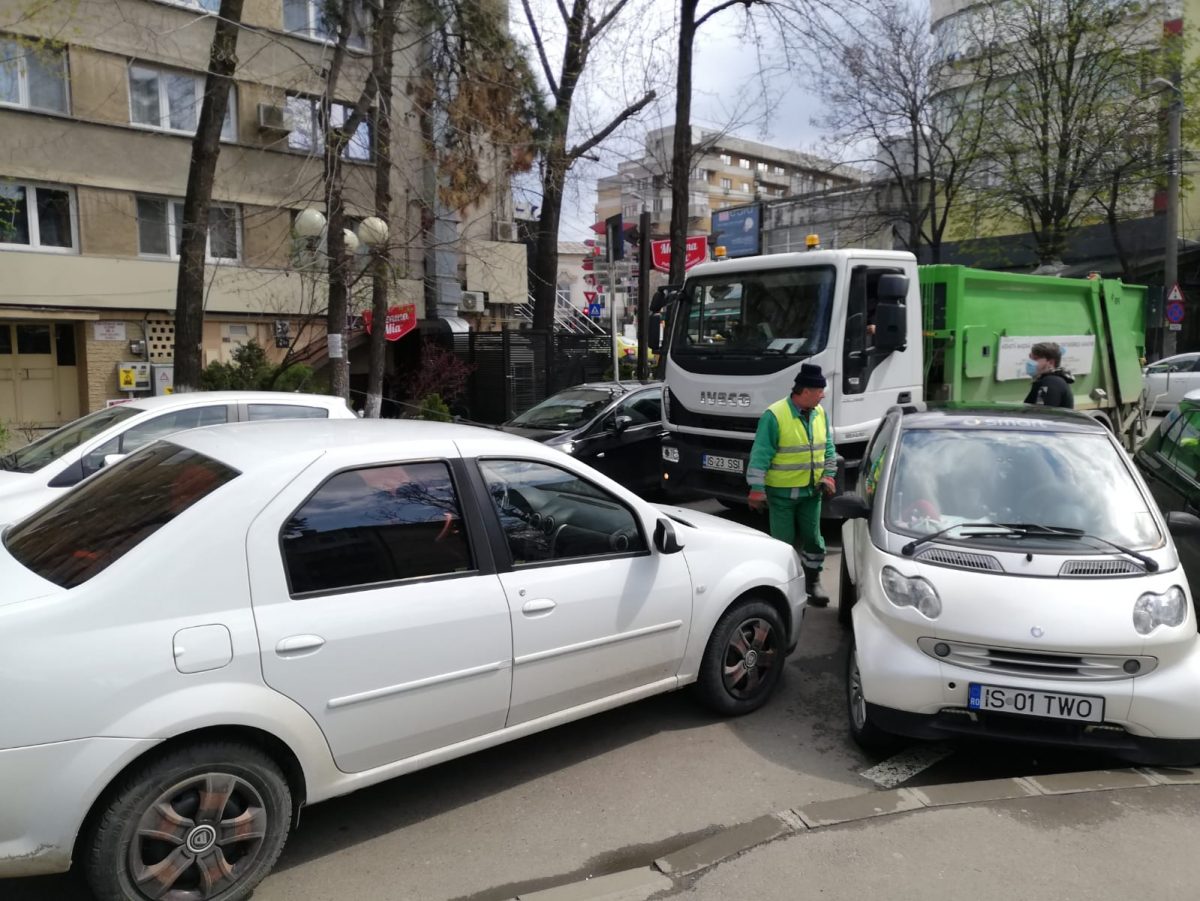 Un autoturism parcat pe contrasens a stârnit revolta ieșenilor! Mașina de gunoi nu poate intra pe stradă