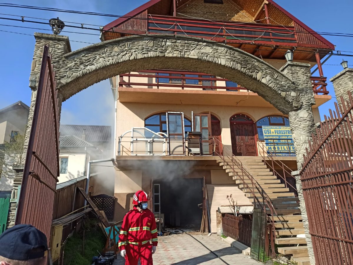 Incendiu într-o locuinţă din municipiul Iași! Intervin pompierii – EXCLUSIV, FOTO