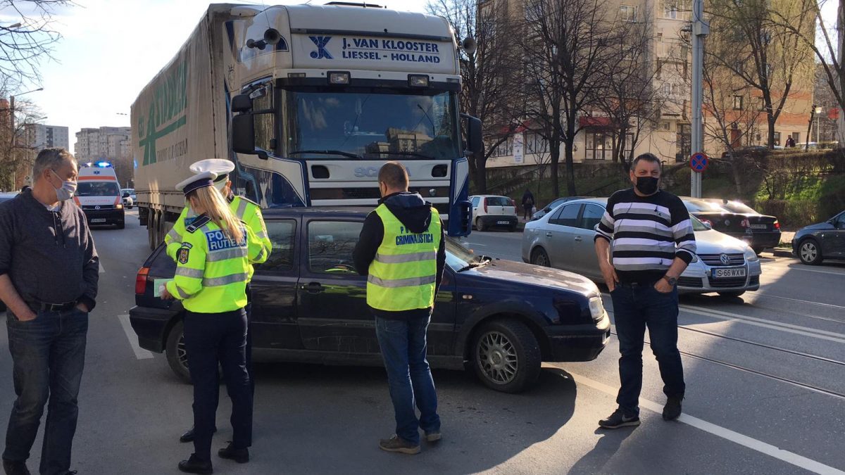 Accident rutier în municipiul Iaşi. Un TIR a acroșat un autoturism condus de o șoferiță – EXCLUSIV, FOTO, VIDEO