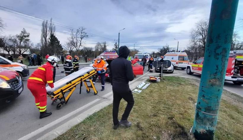 Accident cu şapte victime, la ieșirea din Alexandria. Intervin echipaje ISU şi ambulanţe