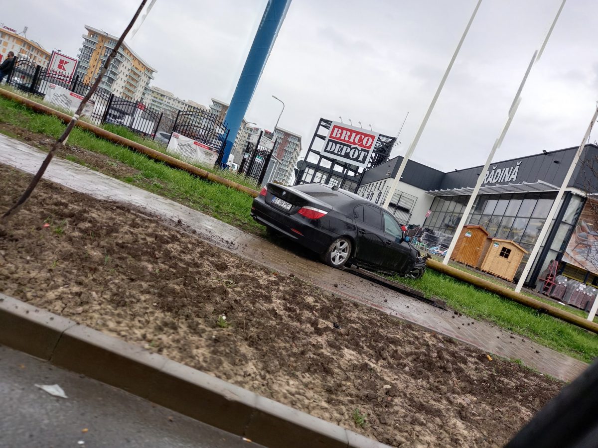 BMW scăpat de sub control, expus pe spaţiul verde de la Brico Dépôt în Tudor Vladimirescu. Şoferul a “şters” repede urmele şi a plecat