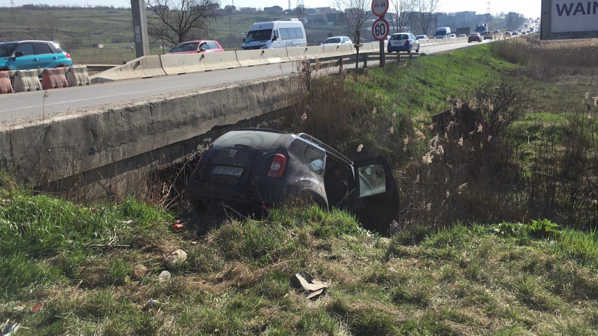 Accident rutier în Valea Lupului. Conducătorul unui autoturism a ieşit în decor, după ce s-a izbit de un parapet – EXCLUSIV, FOTO