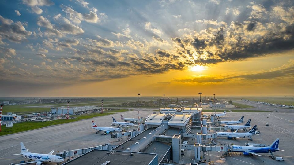 MApN anunță că de la aeroportul Otopeni nu decolează zeci de avioane către Ucraina încărcate cu armament și trupe