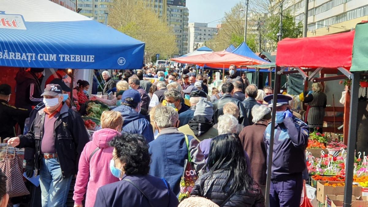 A început primul weekend complet de restricții! Este aglomerație mare în Piața Obor din Capitală
