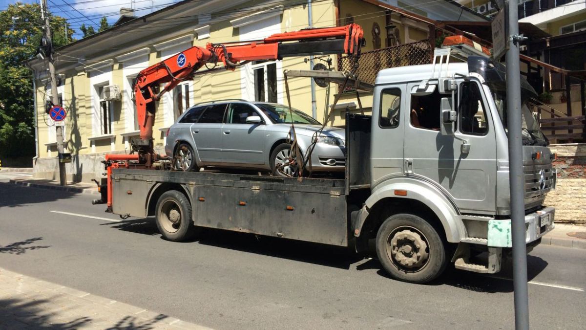 Procesul mașinilor ridicate din trafic! Un ieșean a obținut daune în instanță, după ce nu și-a mai găsit autoturismul unde îl lăsase! Când a ajuns la mașină, parbrizul era fisurat pe toată lungimea!