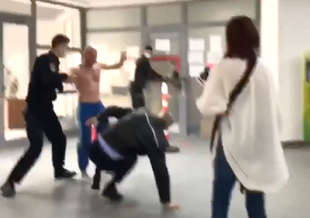 Bătaie în adevărul sens al cuvântului la Starea Civilă din Vaslui. Poliţiştii au intervenit la faţa locului – VIDEO