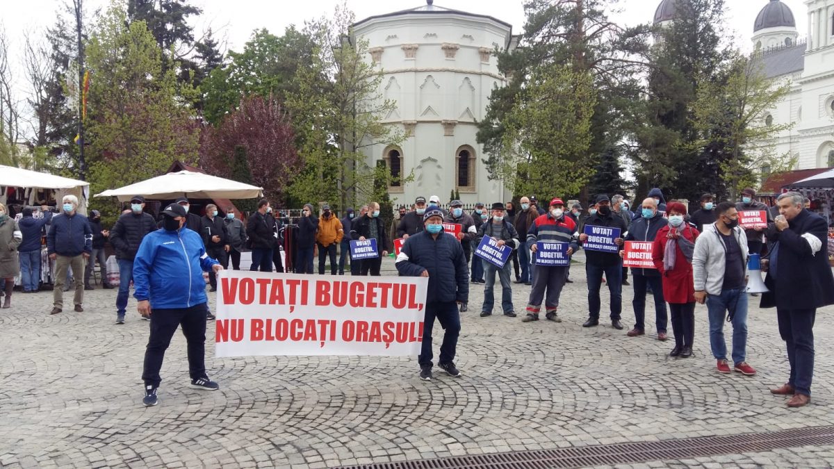 Grevă japoneză la Primăria Iaşi. Peste 100 de persoane pichetează din cauza neaprobării bugetului municipiului Iaşi – FOTO, VIDEO