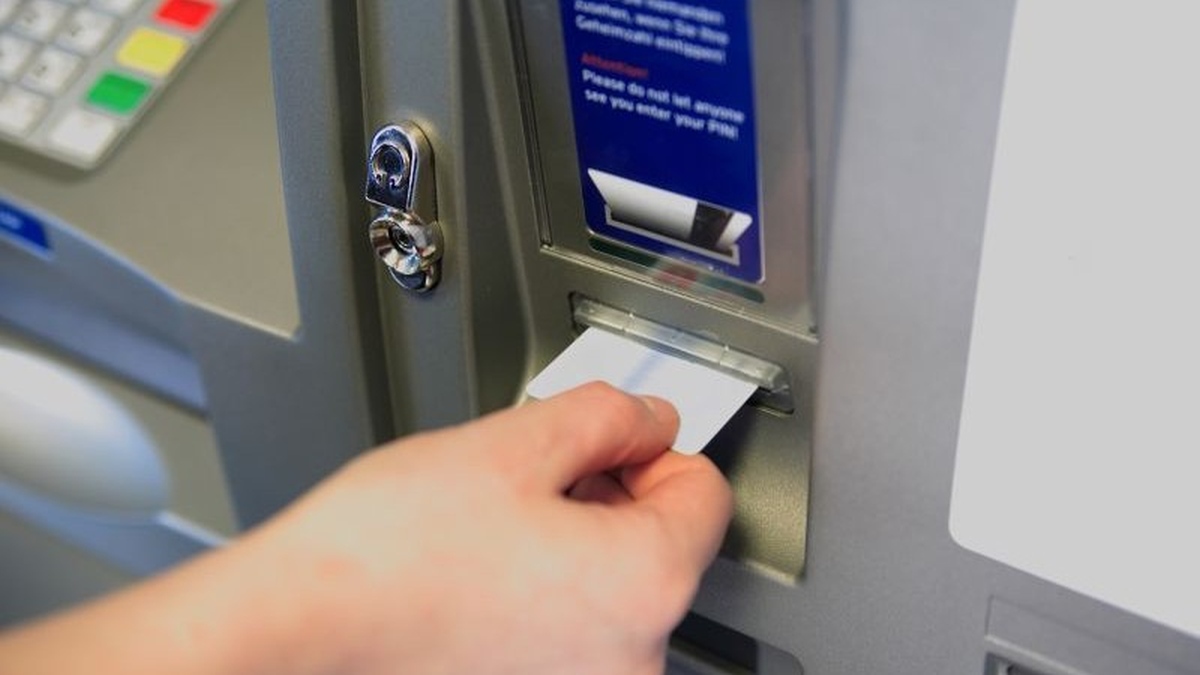 Situație demnă de „Cascadorii râsului”, la Iași! Un bărbat, obligat să plătească pentru un card pe care nu l-a cerut! Culmea, ieșeanul nu avea niciun contract cu instituția financiară! Cum a fost posibil! (Exclusiv)