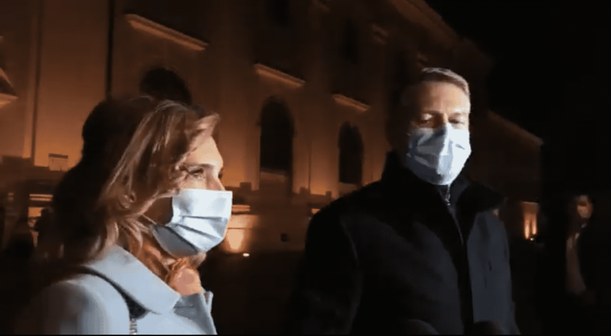 Klaus Iohannis și soția sa participă la slujba de Înviere de la Biserica Romano-Catolică din Piaţa Mare a Sibiului. Iată mesajul președintelui – VIDEO