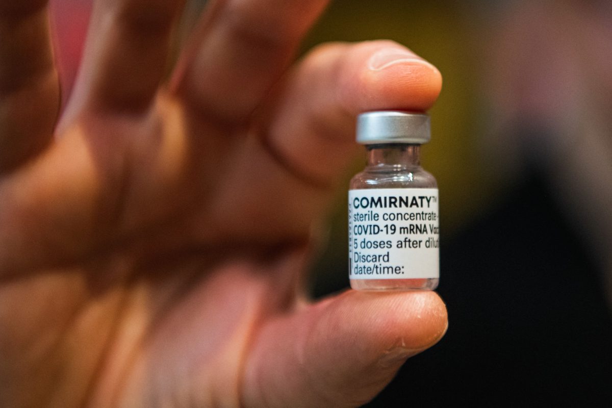 Confuzii în centrele de vaccinare Pfizer din cauza ambalajului dozelor. CNCAV explică: „Comirnaty este Pfizer”