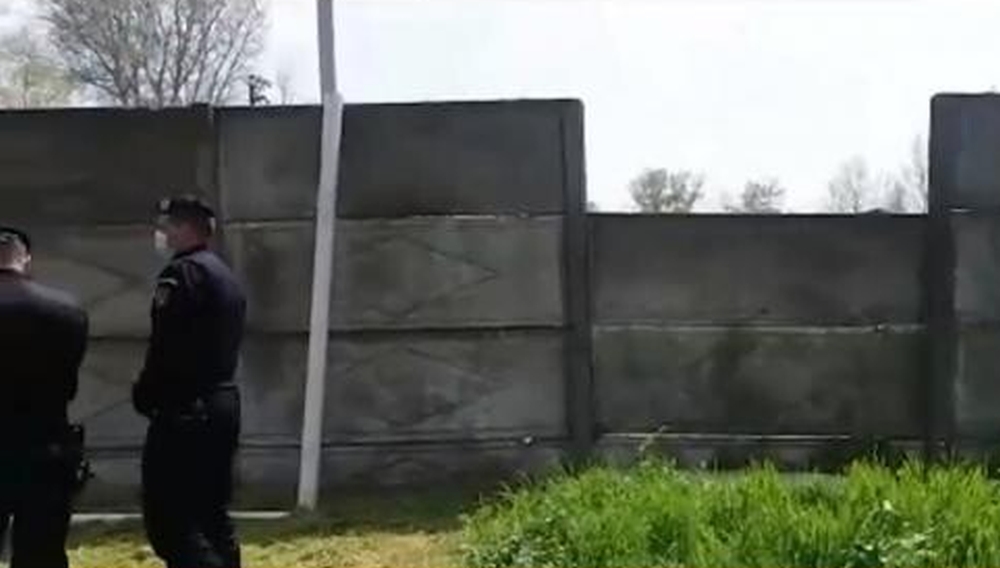 Tragedie pe terenul de sport. Un copil a fost omorât de o placă de beton, care l-a strivit