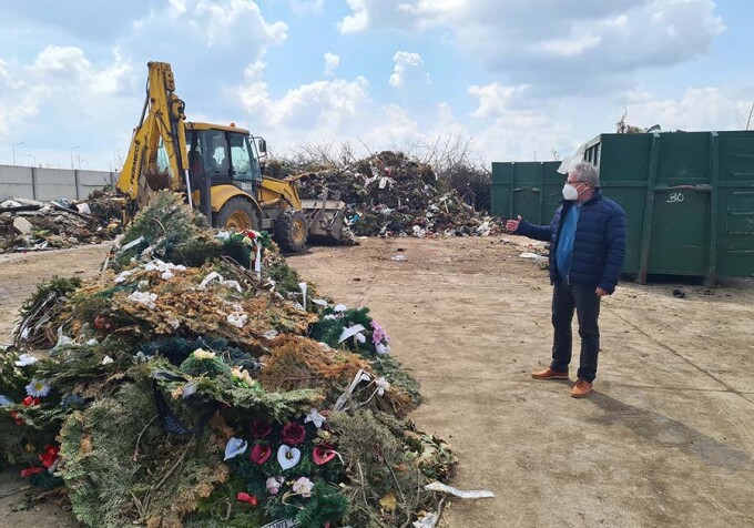Coroanele din plastic sau cu inserție de sârmă, interzise în cimitirul din Oradea. Cum explică autoritățile decizia luată