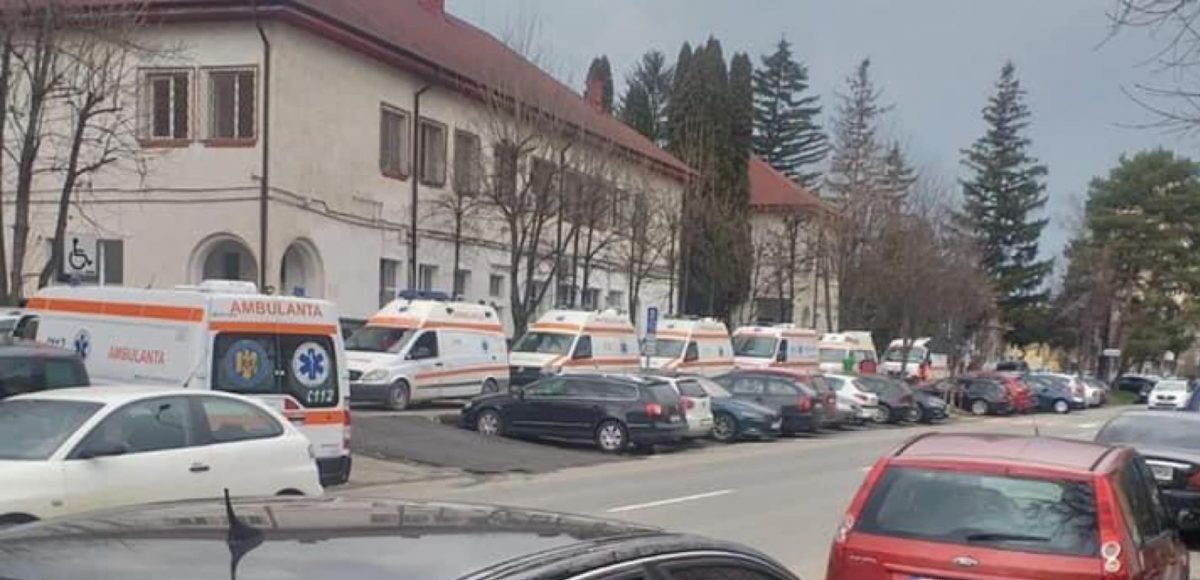 Vlad Voiculescu, mesaj de ultimă oră: „Nu, nu sunt parcări de ambulanțe, ci cozi în fața unor spitale care tratează pacienți Covid-19”