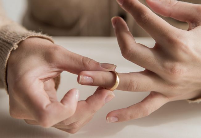 O femeie a vorbit despre divorțul său. Și-a surprins fostul soț în compania unor tinere, într-un club de noapte