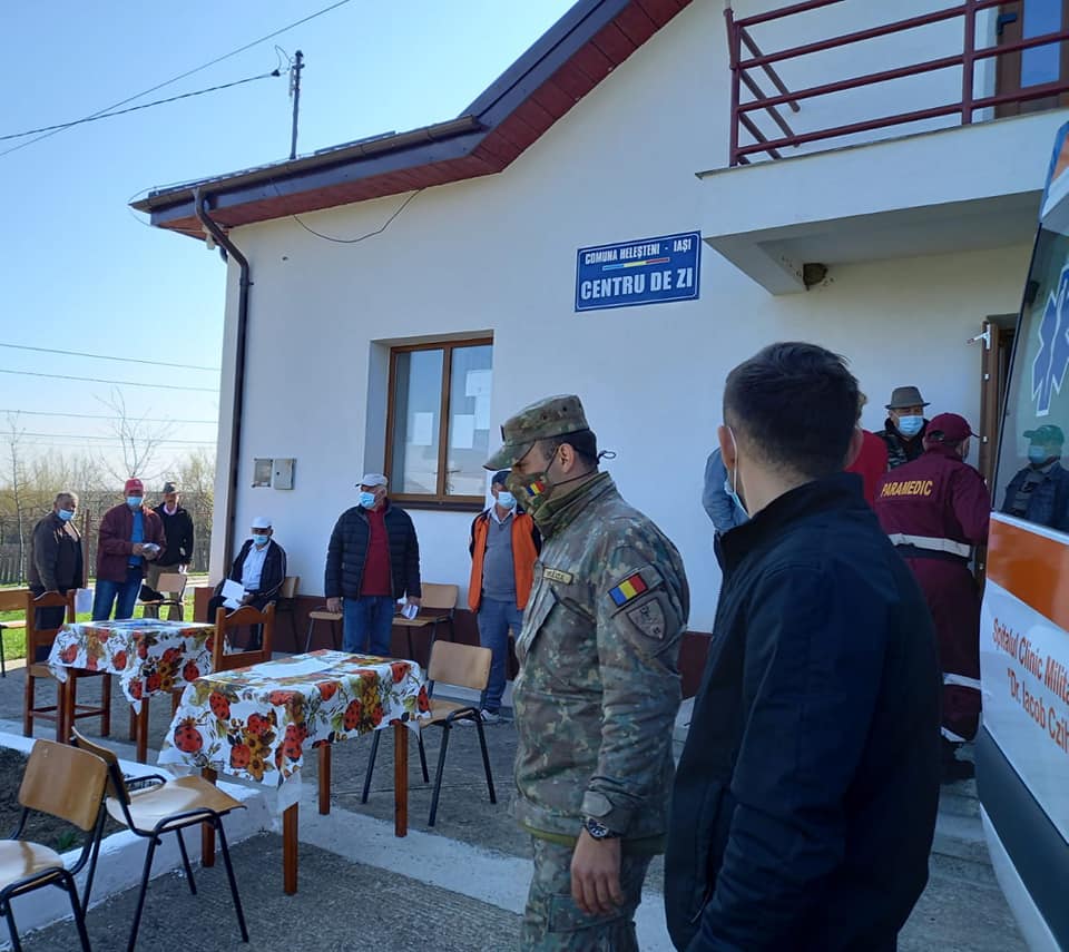 Echipa de vaccinare mobilă de la Spitalul Clinic Militar de Urgență „Dr. Iacob Czihac”, prezentă în comuna Heleșteni. Persoanele care nu s-au putut deplasa la un centru vor fi imunizate