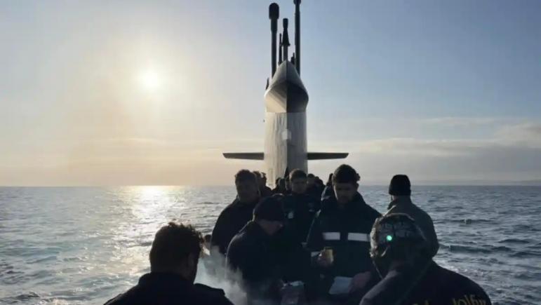 Echipajul unui submarin danez a făcut un grătar pe puntea navei ieșită la suprafață – GALERIE FOTO, VIDEO