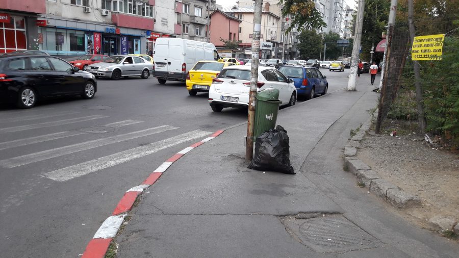 Polițiștii i-au făcut un cadou inedit unei femei din Craiova! I-au dus acasă gunoiul pe care l-a aruncat pe bulevard