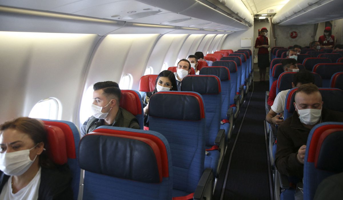 Zborul cu avionul și Covid-19: lăsarea scaunelor din mijloc goale ar reduce riscul de răspândire cu 57%