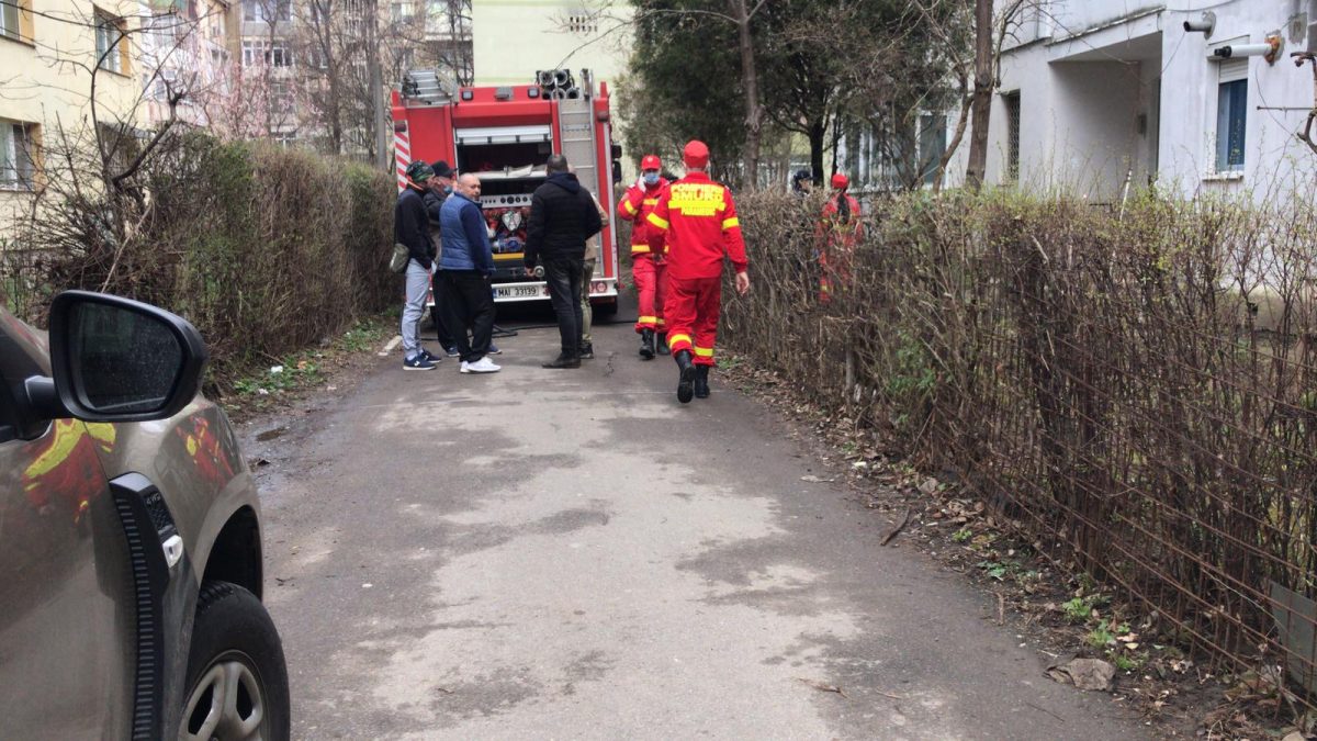 Incendiu puternic la un apartament din Iaşi, soldat cu un deces. 16 subofiţeri intervin cu 3 autospeciale de stingere – EXCLUSIV, UPDATE, FOTO, VIDEO
