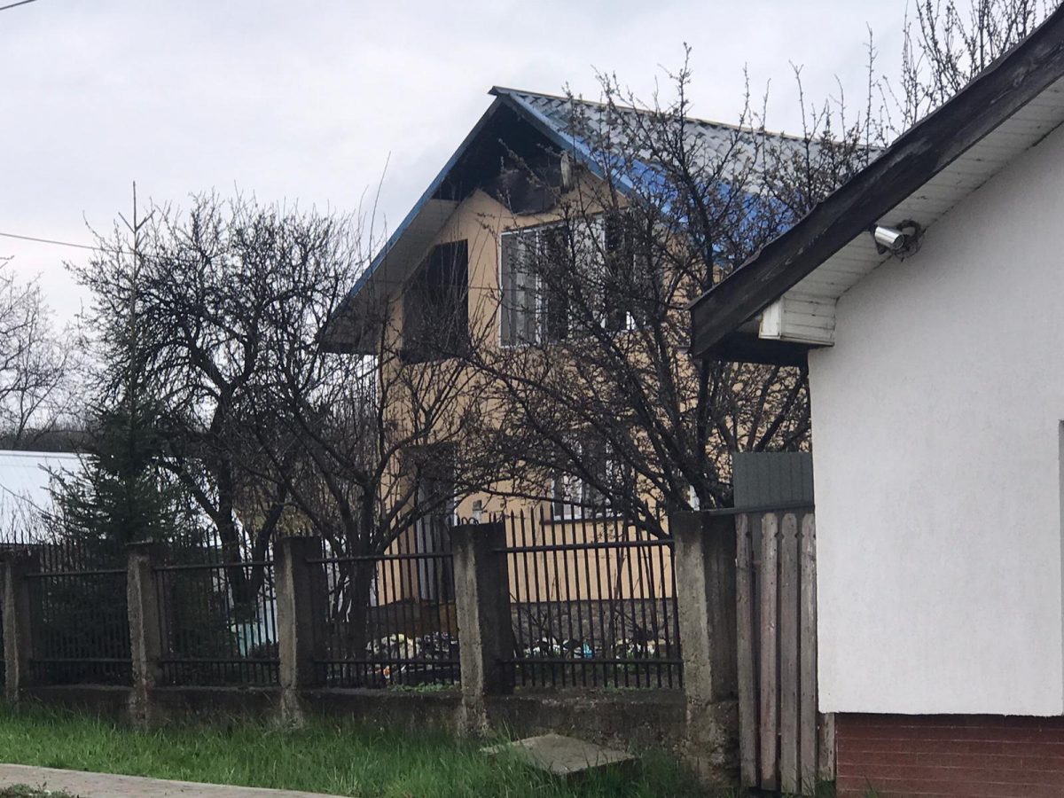 Incendiu puternic la o locuinţă dintr-o localitate din Iași – EXCLUSIV, FOTO