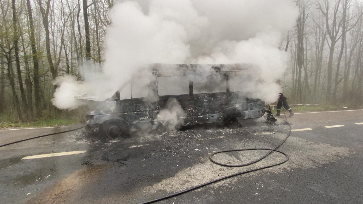 Un microbuz plin de călători, care se deplasa pe ruta Iaşi – Vaslui, a luat foc în mers. Pompierii intervin – EXCLUSIV, FOTO, VIDEO, UPDATE