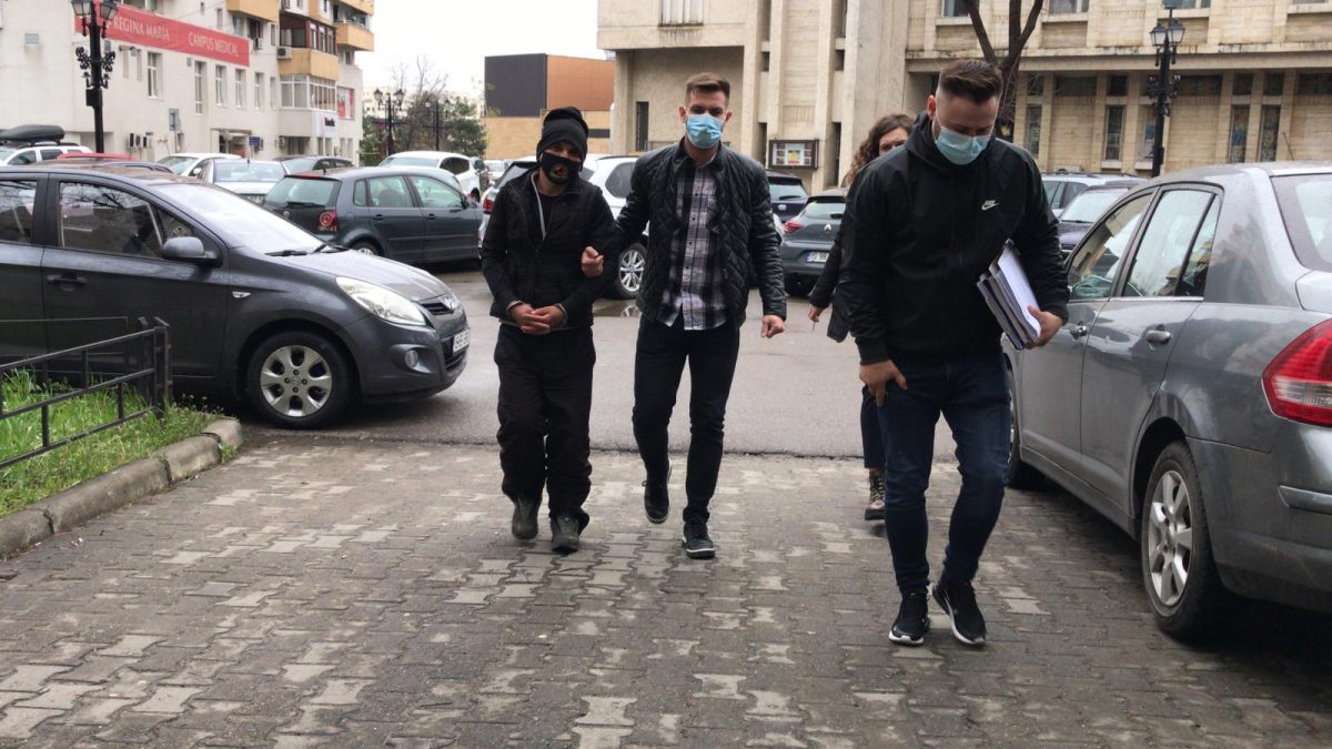 Un ieşean, arestat preventiv pentru 30 de zile după ce a incendiat mai multe pubele – EXCLUSIV, FOTO, VIDEO