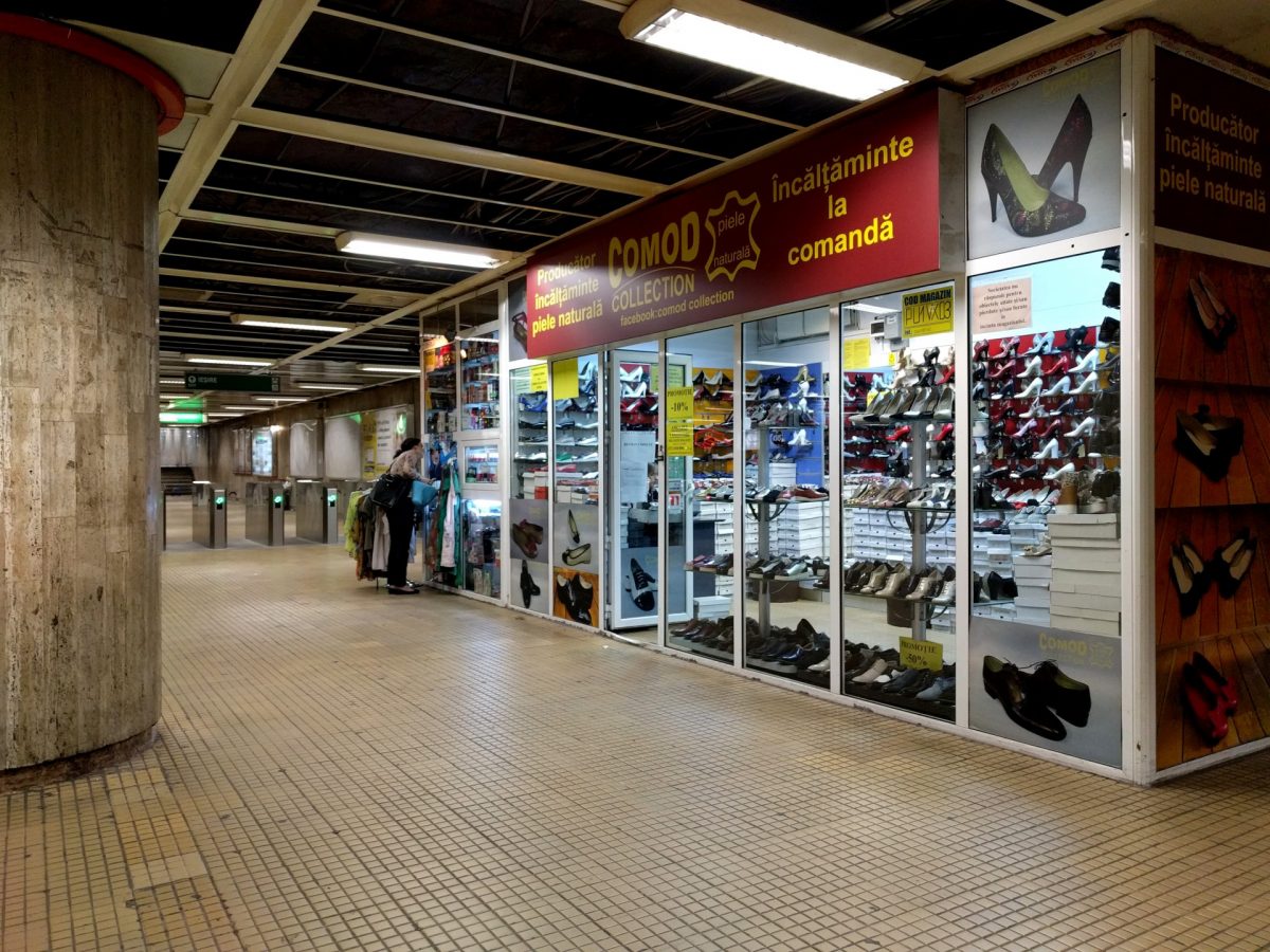 Demolarea magazinelor de la metroul din Capitală a început