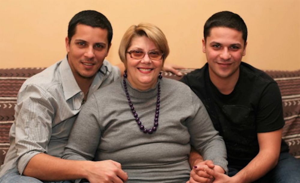 Mama lui Lucian Viziru are coronavirus și este internată la Matei Balș. Actorul este departe de ea, izolat în Germania