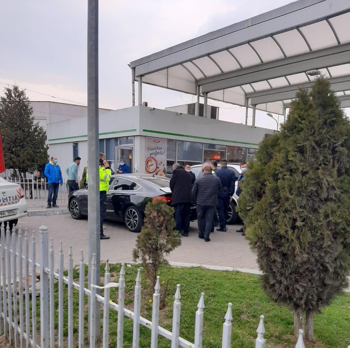 Poliţiştii au împânzit o benzinărie din judeţul Iaşi. Un bolid de zeci de mii de euro este verificat centimetru cu centimetru (Exclusiv) – FOTO