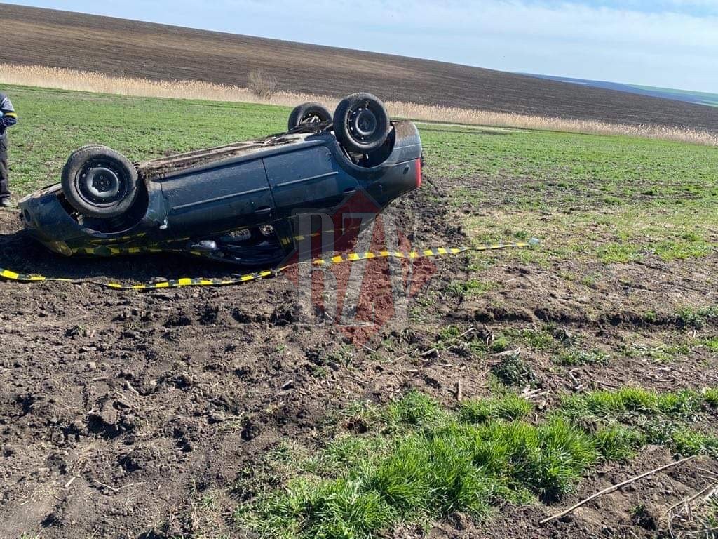O maşină, răsturnată de mai multe persoane după o ceartă la Vaslui. Conflictul a pornit de la o păşune – FOTO