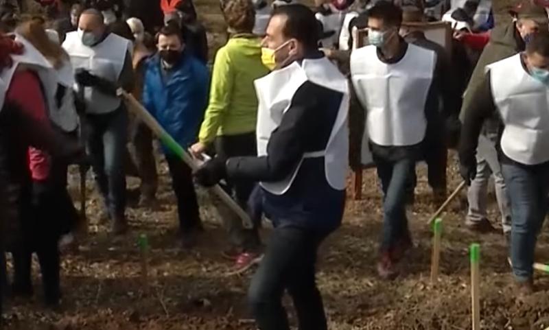 Moment amuzant cu Ludovic Orban la o plantare de pomi în Maramureş. Cum a rămas în mâna doar cu lemnul de la sapă: „Am dat de foarte multe rădăcini şi este mai greu de scos pământul” -VIDEO