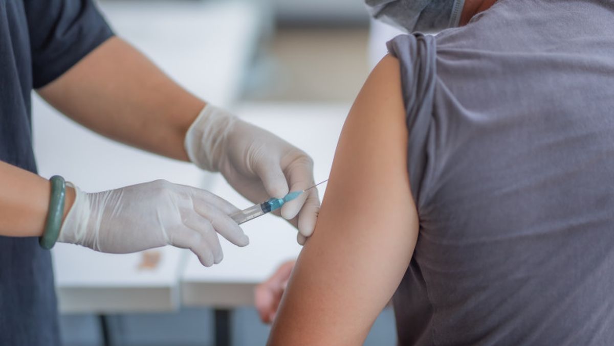 Numărul cadrelor medicale vaccinate anti-COVID-19 crește de la o săptămână la alta. Iulian Cozianu: „Până la finalul anului 2021, circa 70-80 la sută din personalul medical va fi imunizat”