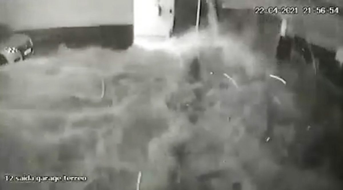 Parcarea subterană inundată după ce o piscină s-a prăbușit prin plafon – FOTO, VIDEO