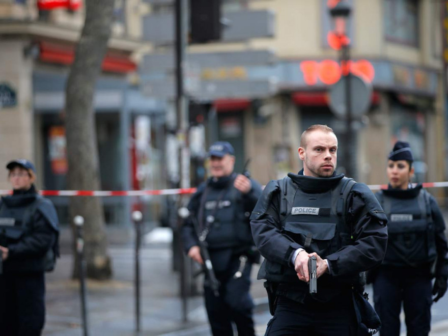 Situație alarmantă în Franța! O poliţistă a decedat, după ce a fost înjunghiată la intrarea într-o secţie de poliţie din Rambouillet – VIDEO