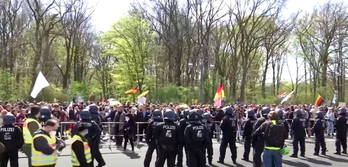 Proteste în Berlin. Forțele de ordine lovesc protestatarii anti-restricții „Pace, libertate, fără dictatură!” – LIVE VIDEO