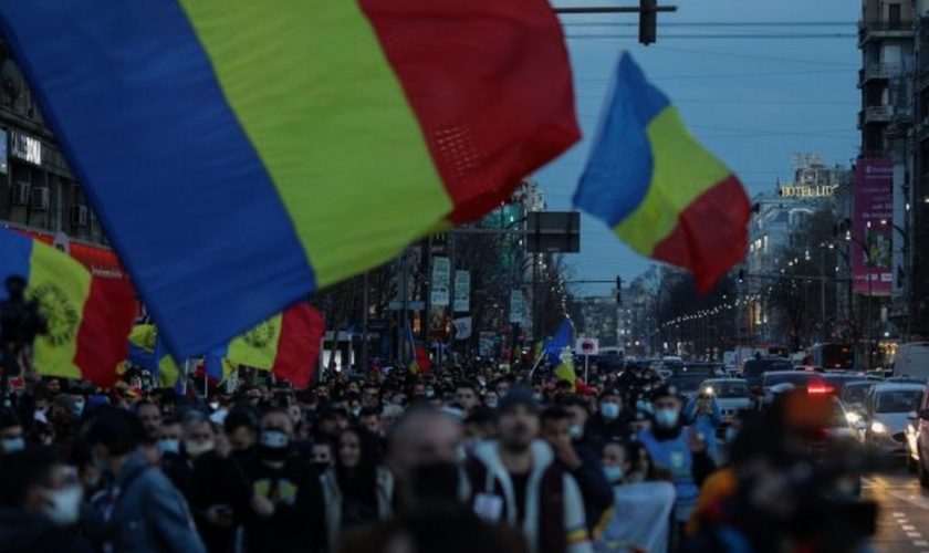 Protestele anti-restricții continuă în Capitală! Peste o mie de oameni s-au strâns în Piața Universității și cer demisia lui Florin Cîțu și Raed Arafat – VIDEO